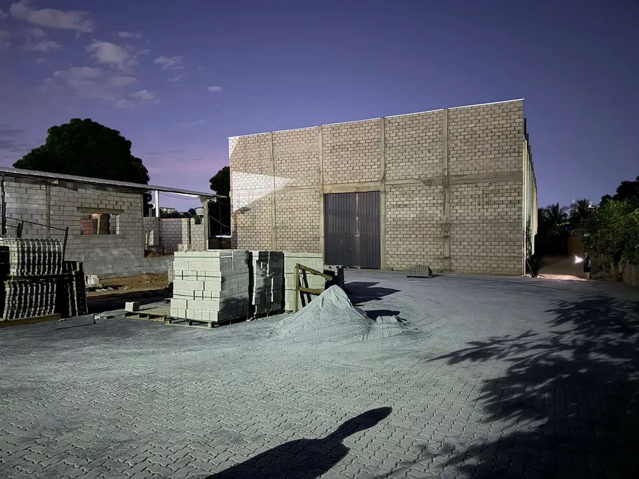 Aluga-se Barracão NOVO, 1100 m²