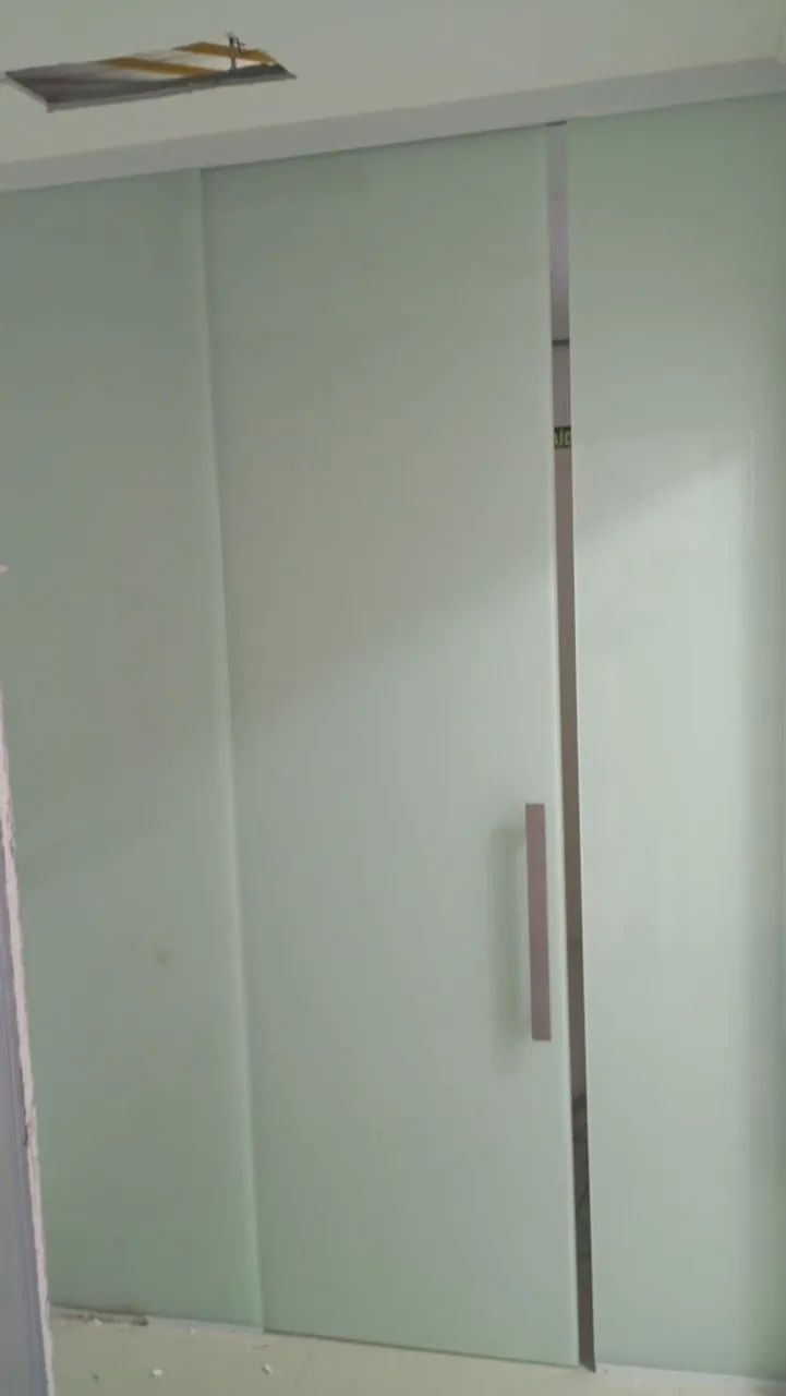 DIVISORIA DE VIDRO COM Porta de correr 