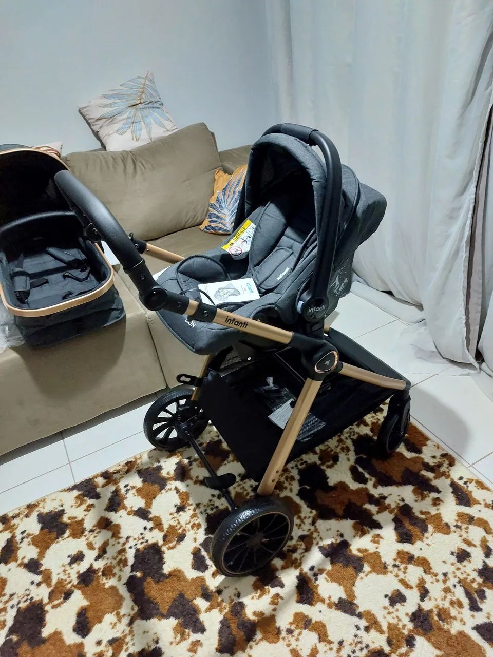 Carrinho de bebê com bebê conforto - Foto 3