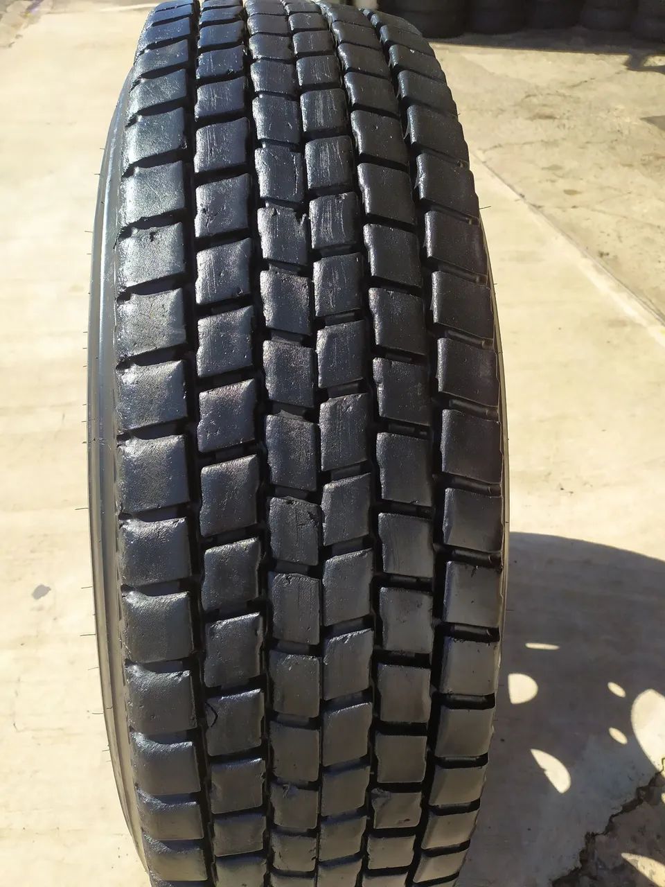 Pneu 295 /80 22.5 seminovo