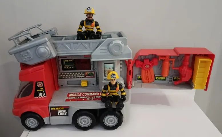 *Caminhão de bombeiros de resgate*, apresentando uma escada extensível e compartimentos fu - Foto 2