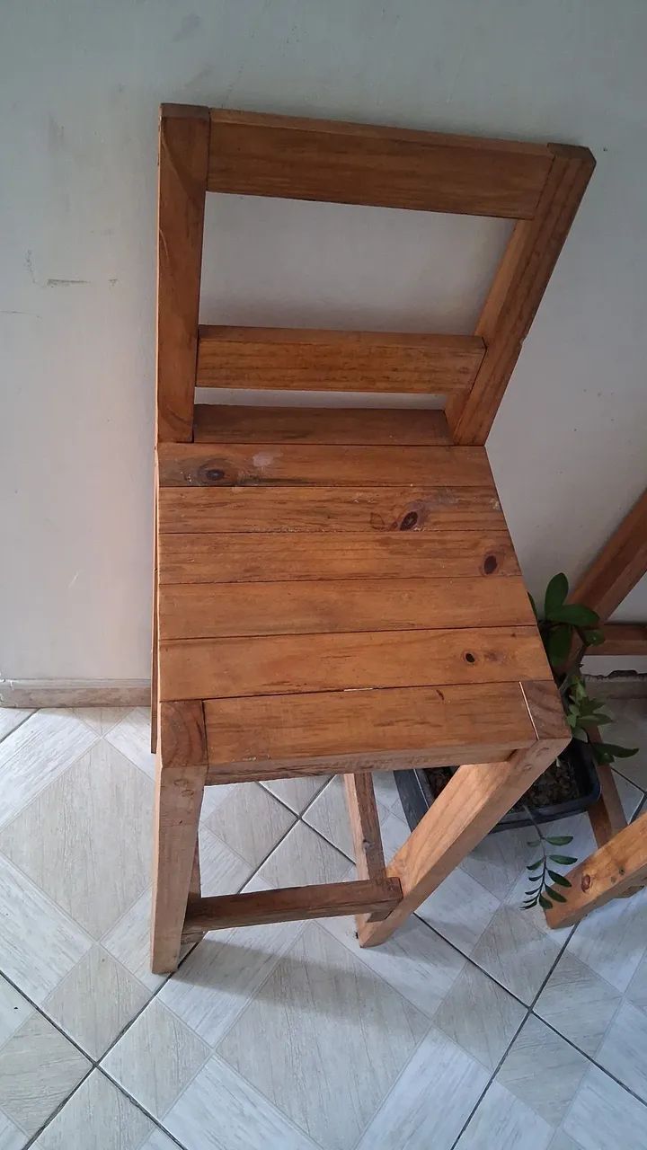 Vendo 02 Cadeiras rústicas para balcão 