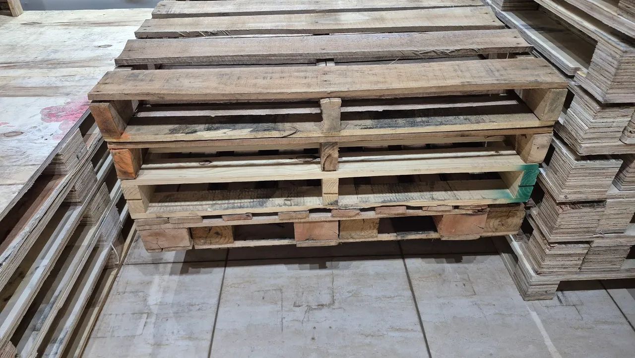 Pallets seminovos madeira eucalipto, medida a partir de 1.10mt por 1mt, entregamos.  - Foto 2