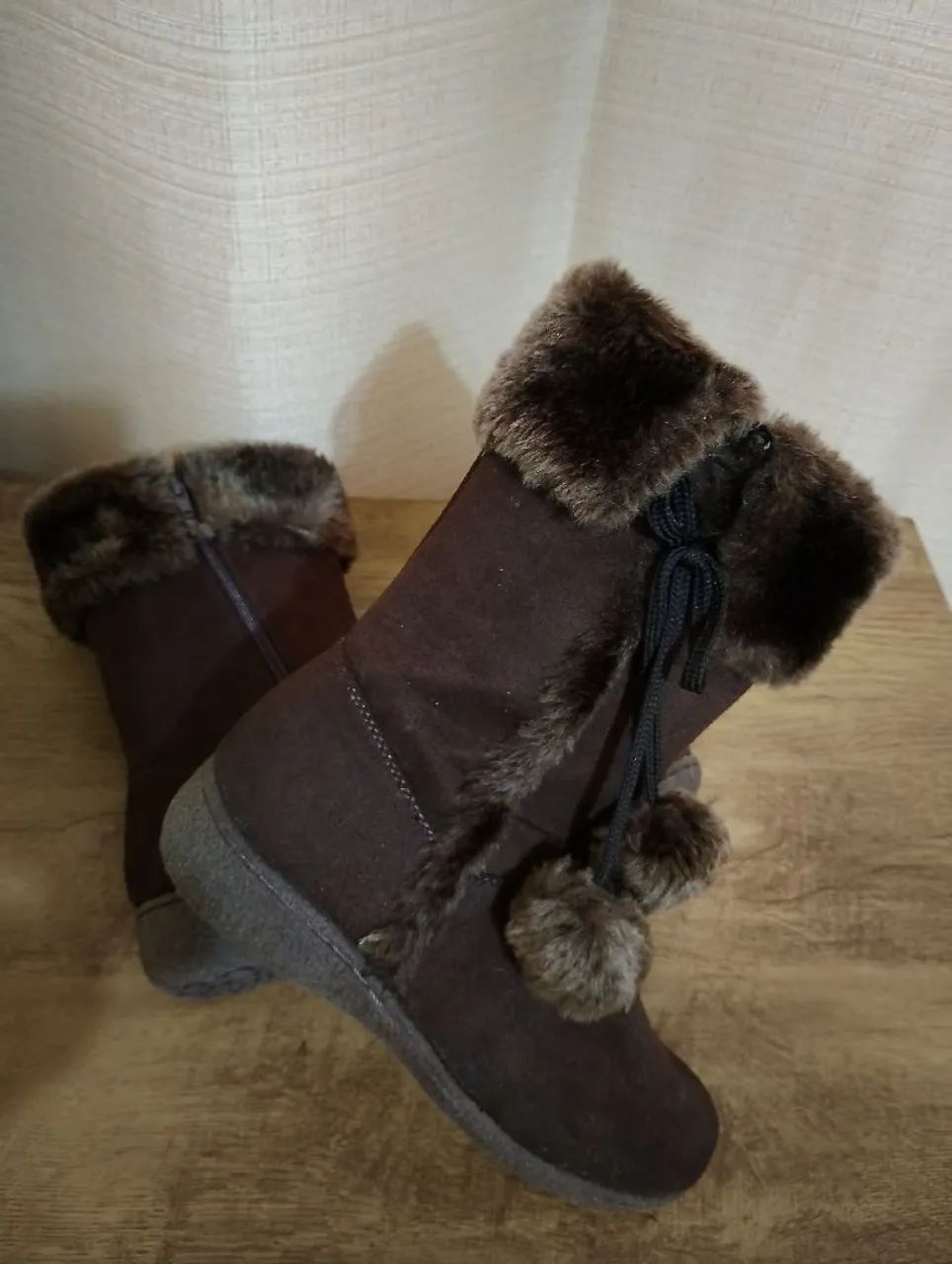Bota feminina cano médio aveludada com forro e detalhe externo - Foto 3