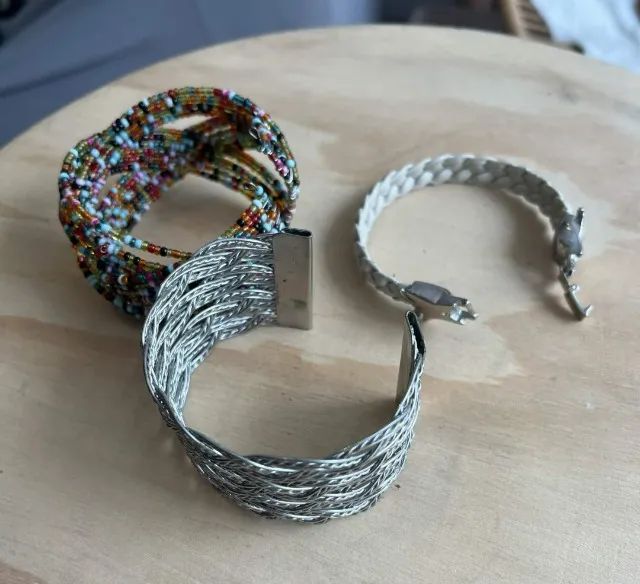 Kit 2 braceletes ajustáveis + 1 pulseira