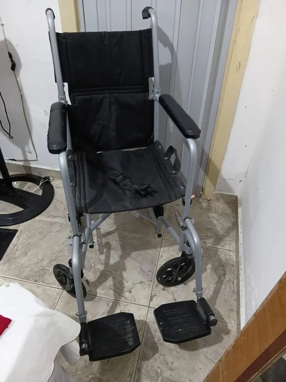 Cadeira de rodas e cadeira sanitária  - Foto 3
