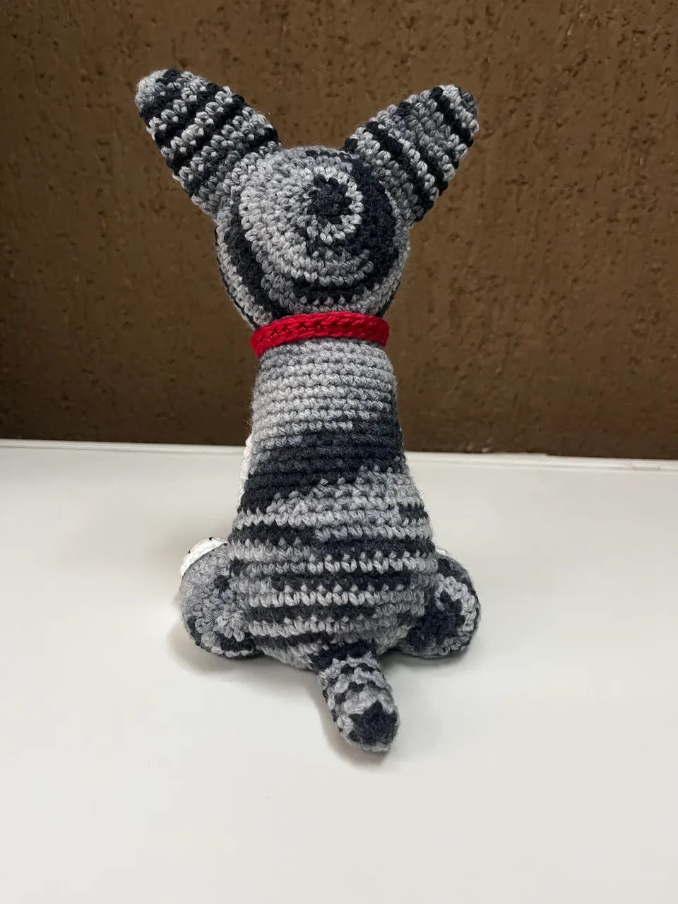 Cachorrinho Pinscher Cinza Branco em Crochê Amigurumi Pelúcia - Foto 4