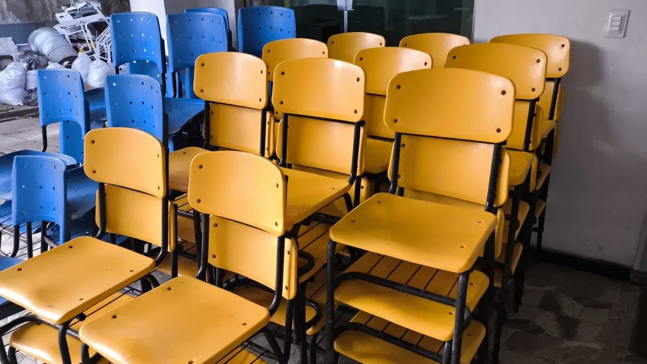 Cadeiras Plásticas com Base em Aço - Foto 3