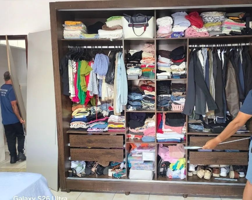 Vendo guarda roupa casal com espelho 
