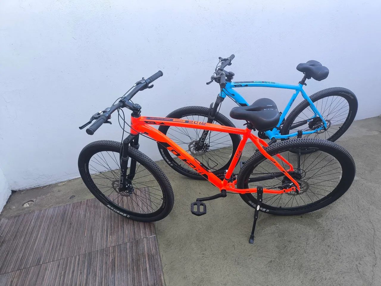 Bicicletas Laranja e Azul