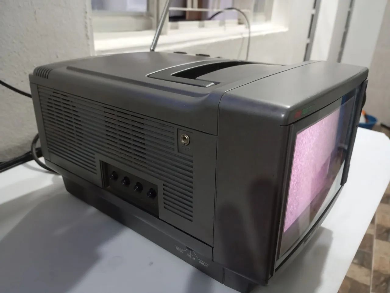 Tv 5 polegadas tubo com av  colorida  no estado sem garantia - Foto 2