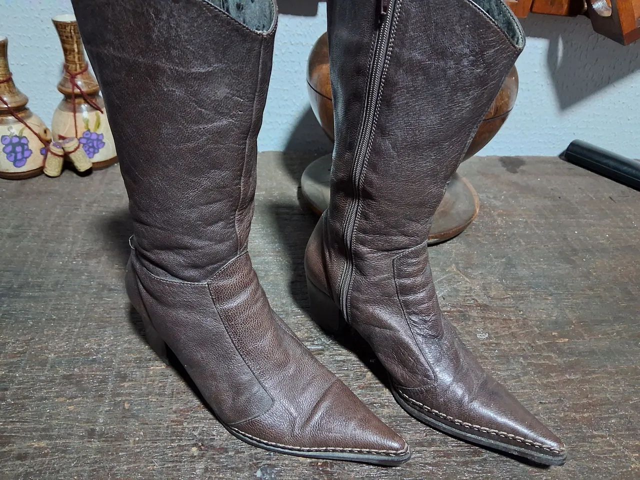 Botas as duas por 100,00 
