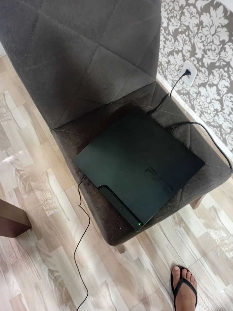 Ps3 com cabos e controle e 4 jogos.