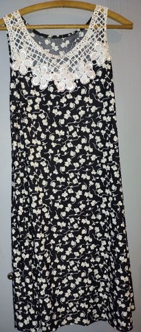 Vestido Regata Florida Preto e Branco, com Renda no colo.Tam GG.