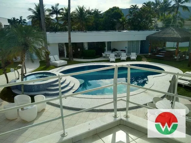 Condomínio Jardim Acapulco Guarujá, casa a venda com campo de futebol,