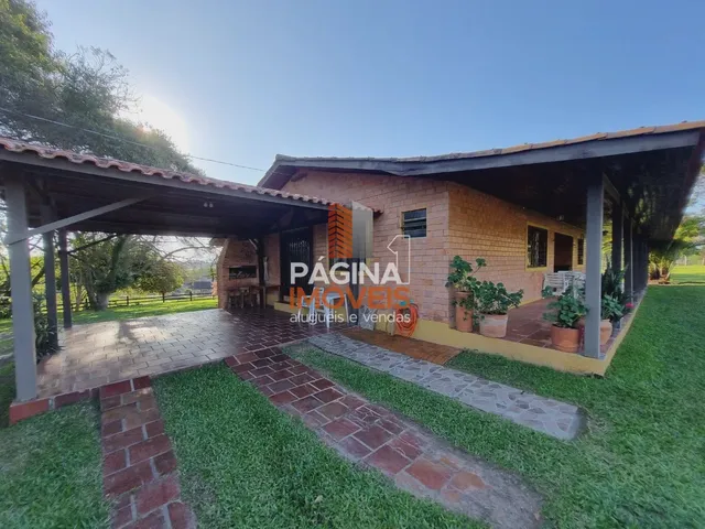 Página 1 Imóveis anuncia excepcional sítio de 02 hectares com 02 casas, piscina e 04 dormi