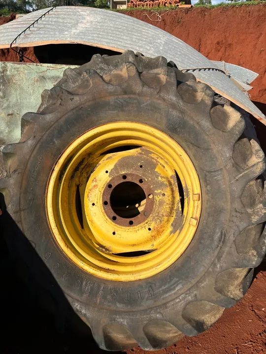2 Pneus e 2 Rodas da colheitadeira 10.4/15-30