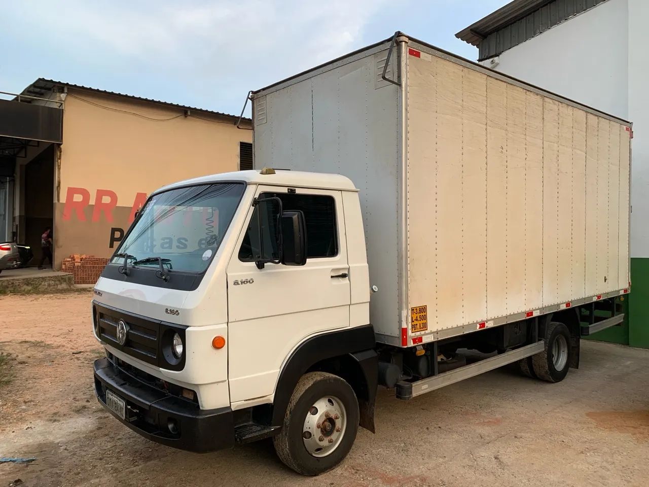 Caminhão VW Delivery 8.160 - Baú 2012/2013