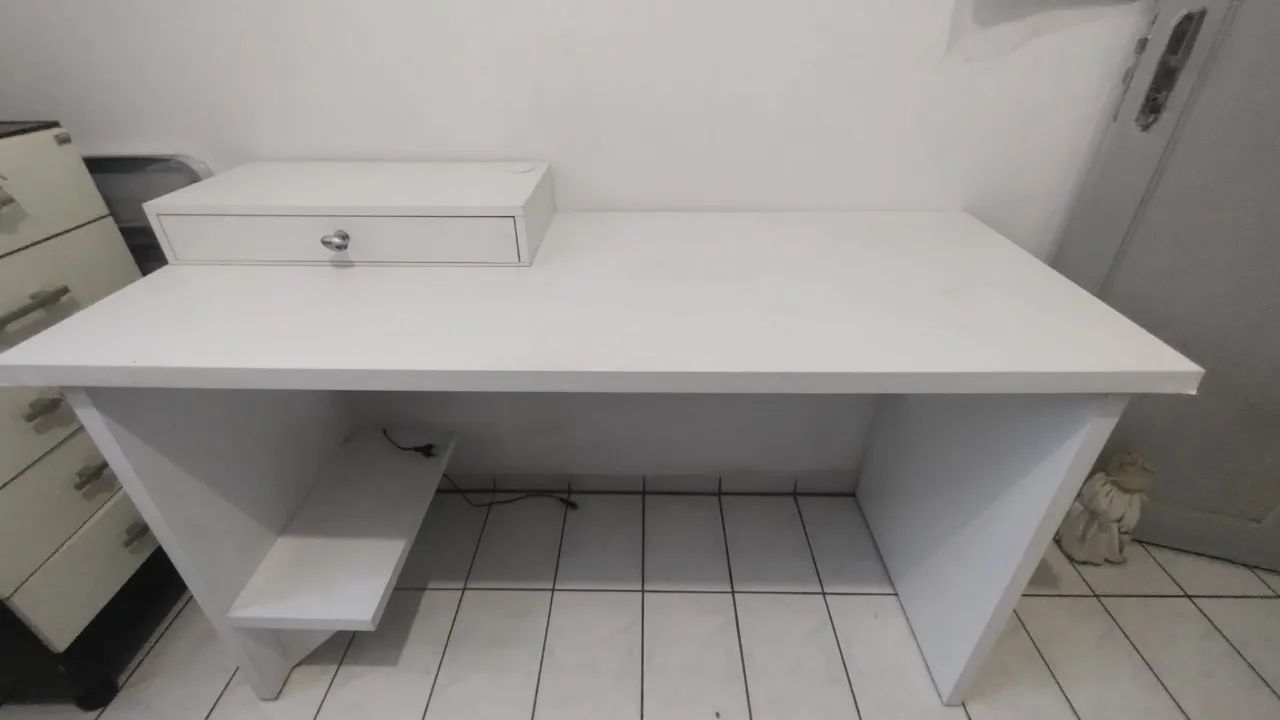 Birô em MDF com gaveta e apoio de gabinete