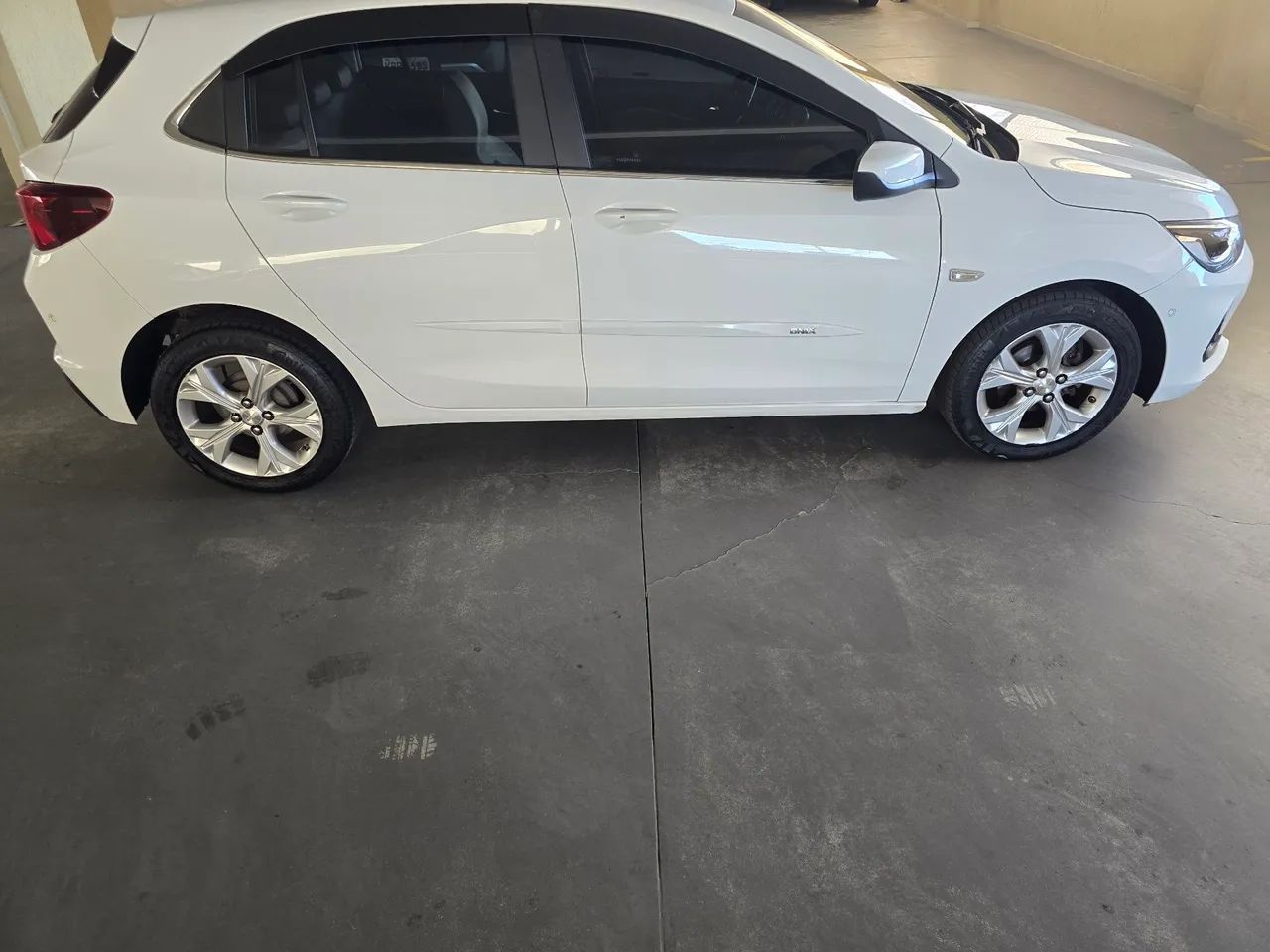 ONIX HATCH PREMIUM 1.0 TB 2020 - Foto 3