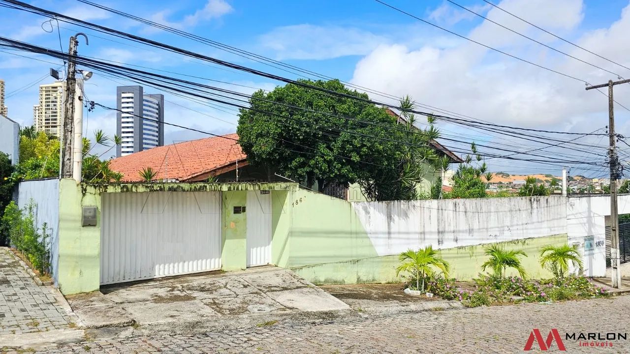 Casa em Candelária, 4 quartos, sendo 2 suítes, jardim, próx ao TRT, 300m².