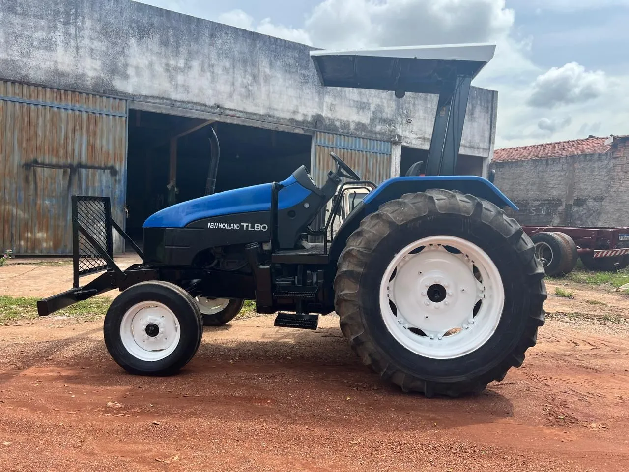 Trator Agrícola New Holland TL80 - Pronto para o Trabalho!