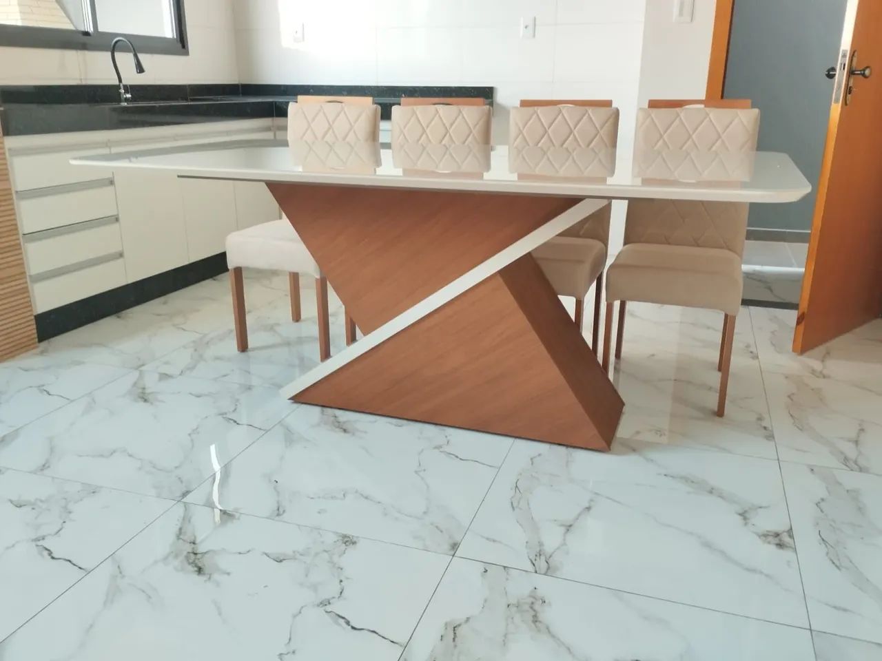 Mesa na madeira a pronta entrega