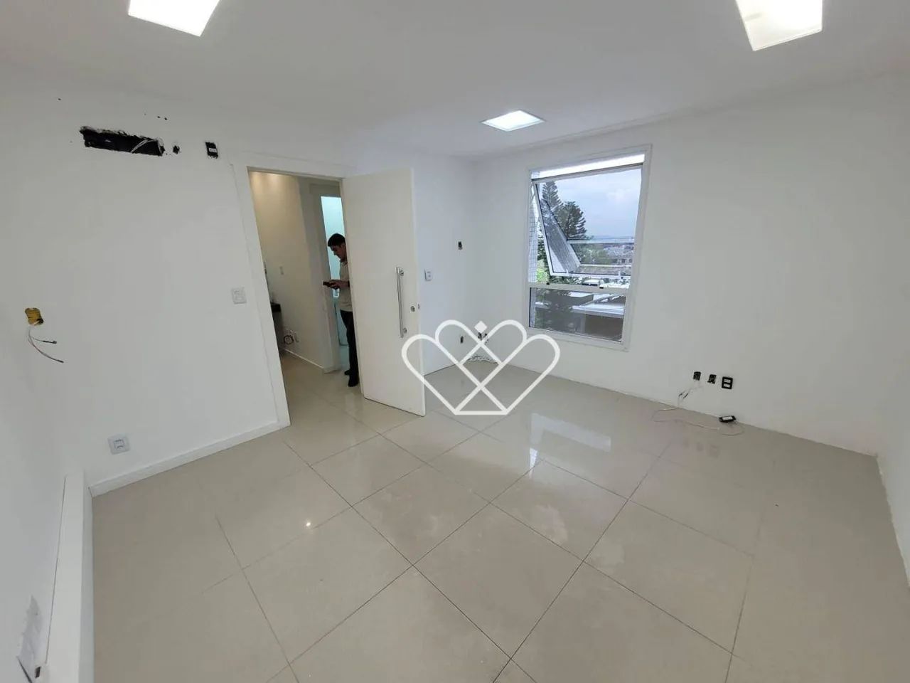 Sala Comercial de 28m² no Centro: Ideal para Seu Negócio com Facilidade e Praticidade - Foto 6