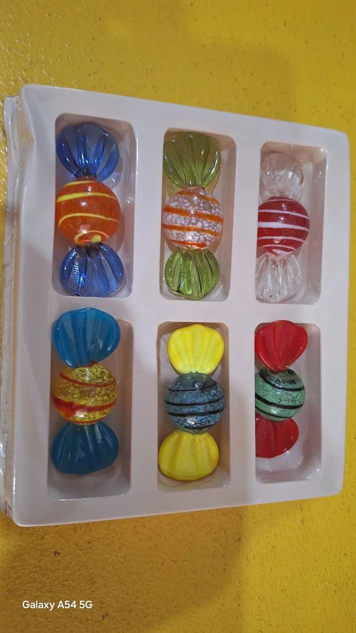 Pedrinhas decorativas tipo bombom de vidro colorido 