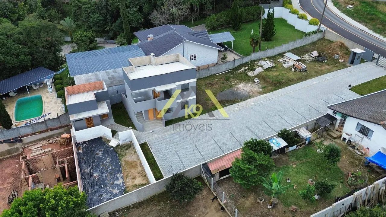 CASAS SOBREPOSTAS COM CHURRASQUEIRA NO PARQUE DO EMBU EM COLOMBO