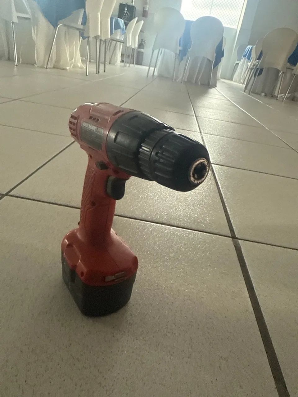 Parafusadeira Black & Decker 12V bateria viciada - Foto 3