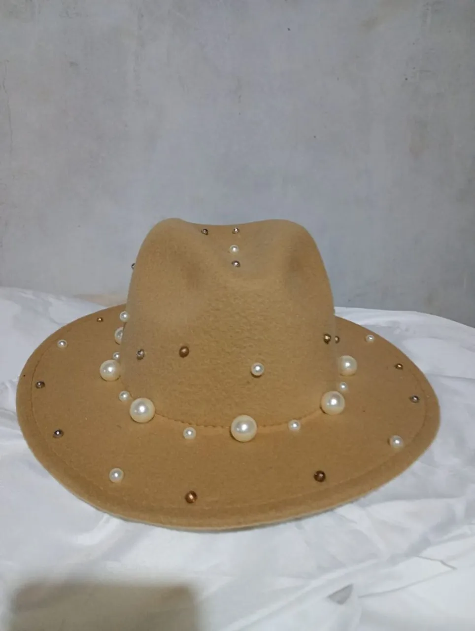 Chapéu de feltro com pérolas