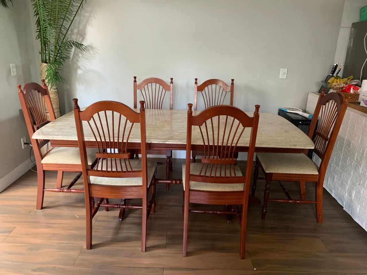 Mesa de madeira maciça, tampo de mármore  - Foto 4