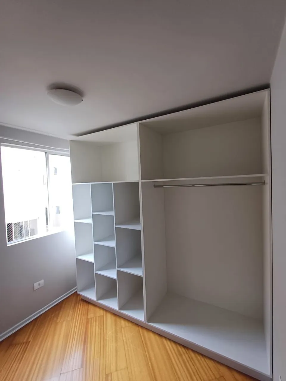 Guarda-Roupa Planejado Branco com Prateleiras e Cabideiro