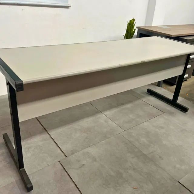 2 Mesas e 1 Cadeira de Escritório Usadas - Ótima Oportunidade!! - Foto 2