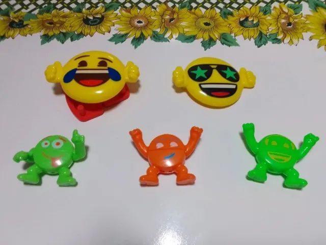 Lote de bonequinhos emoji kinder ovo