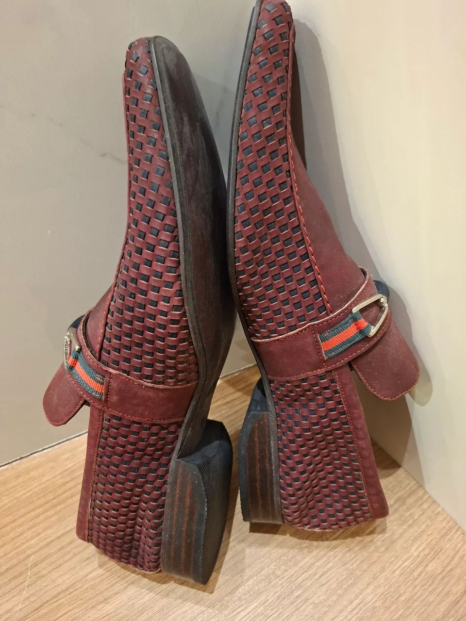 Lindo sapato de couro vinho Exclusivo.