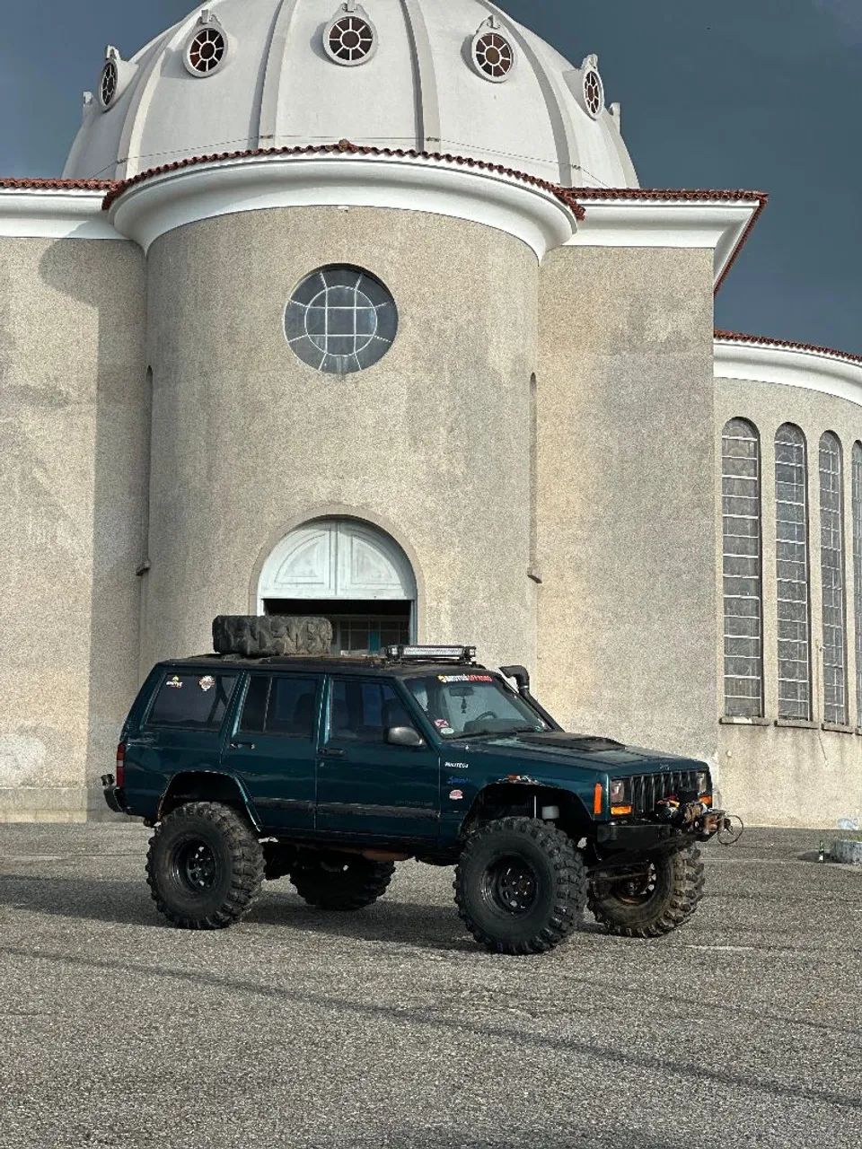 Jeep Cherokee XJ preparada para trilha.