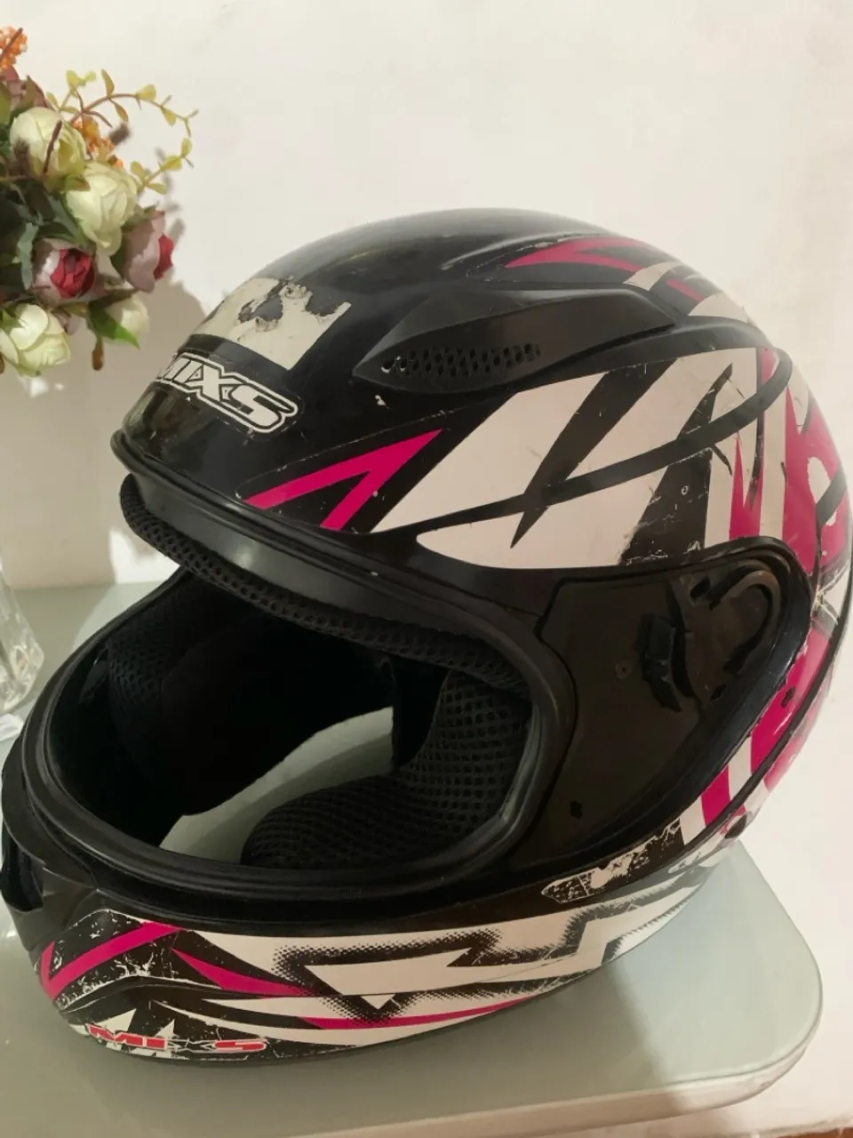 Capacete IXS com design moderno e cores vibrantes