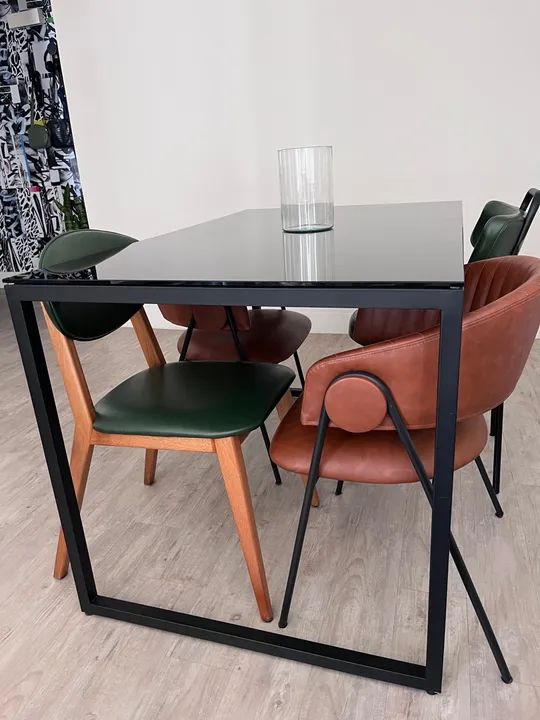 Mesa de Jantar Moderna em Aço Preto com Tampo de Vidro