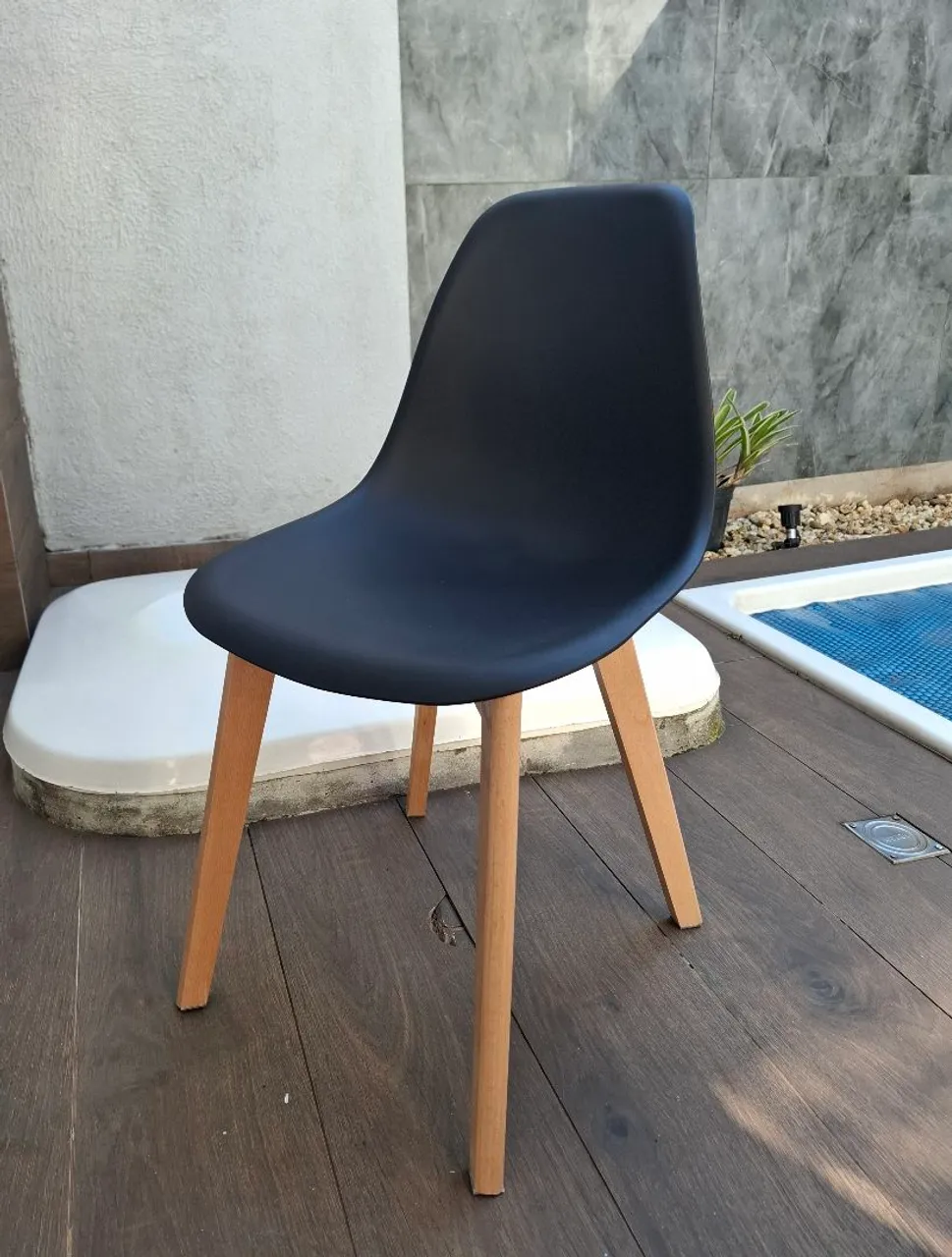 Cadeira Eames Preta Pés de Madeira Novas