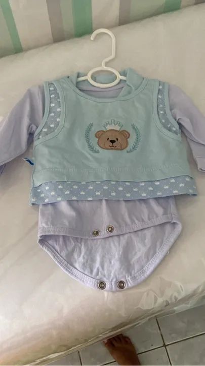 Lotinho de roupas e cabides infantis  - Foto 2