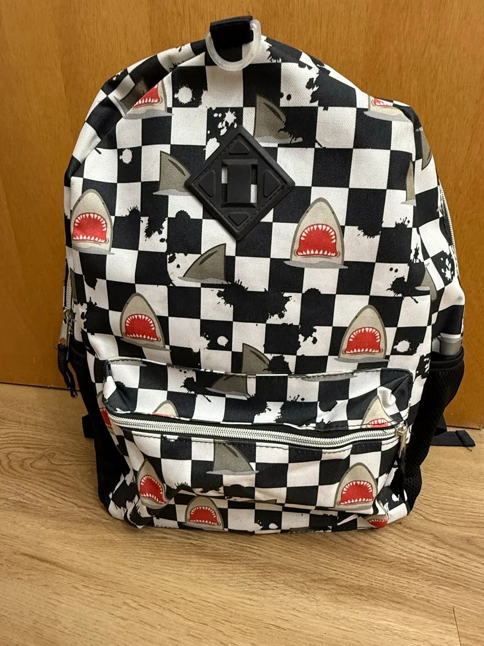 mochila com estampa de tubarões e xadrez