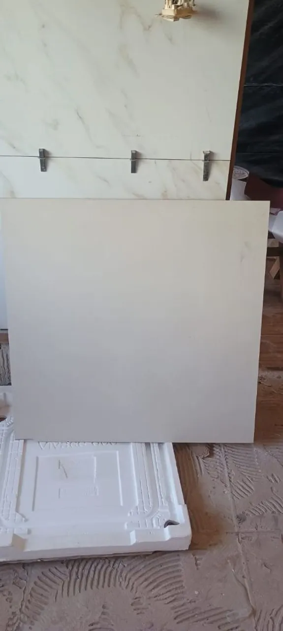 Piso de cerâmica bege 82x82