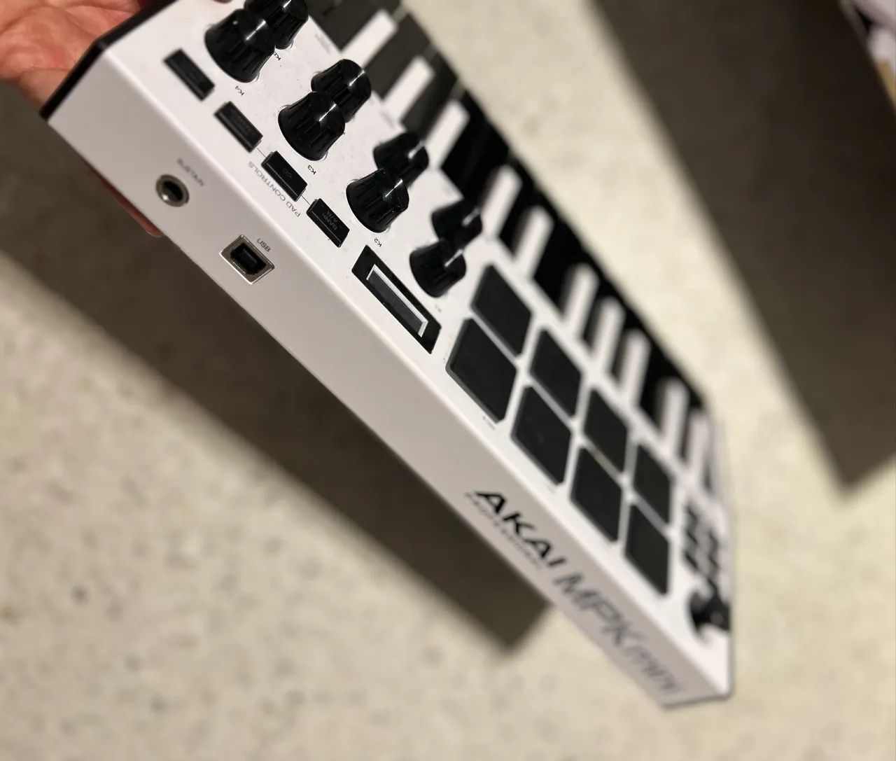 Controlador Akai Mpk Mini Professional De 25 Teclas Branco