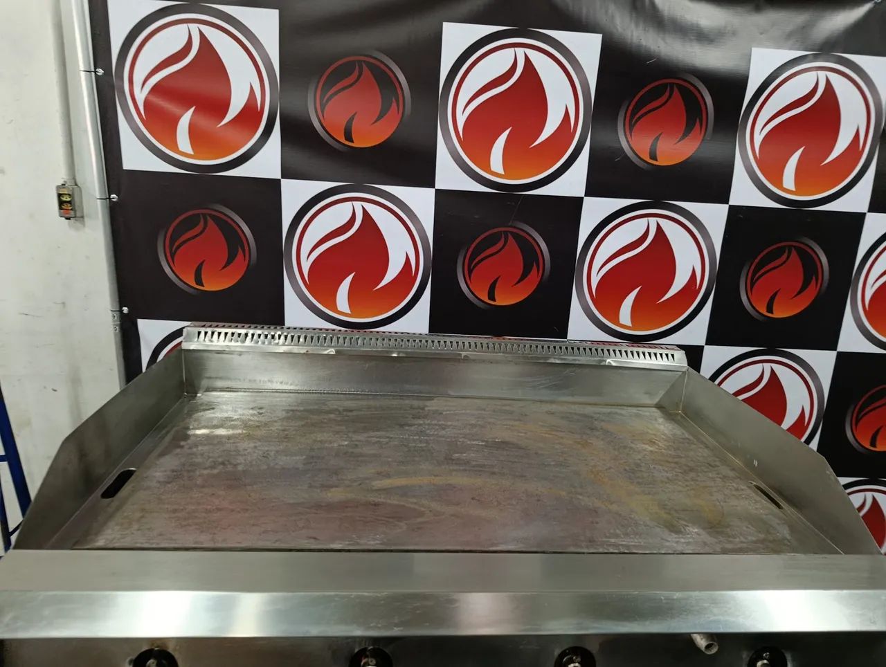 Chapa industrial 4 queimadores marca ELVI gás GLP funcionando perfeitamente  - Foto 6