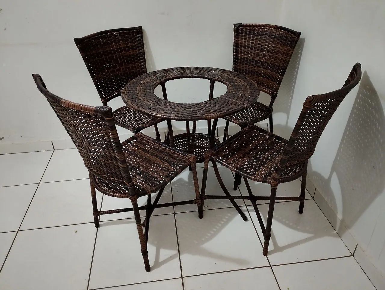 Conjunto de Mesa e Cadeiras em Fibra Sintética - Foto 2