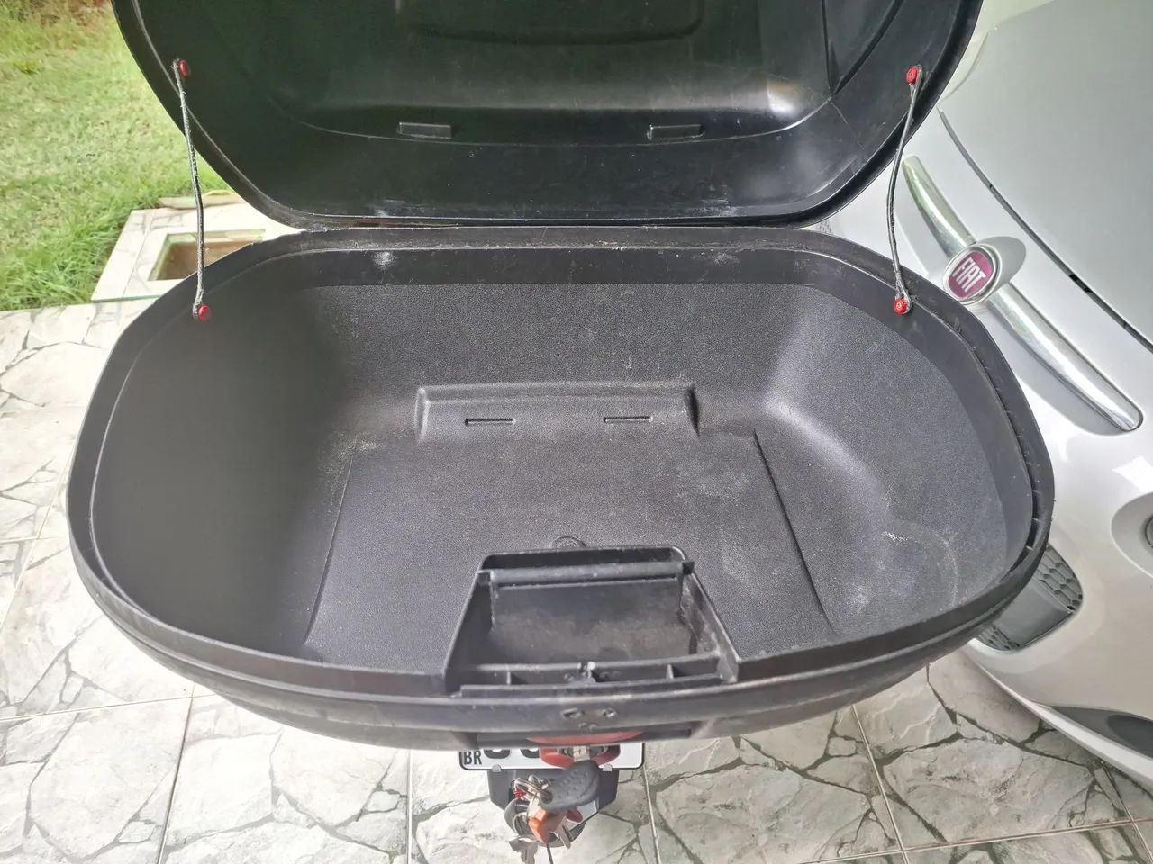 Bau Givi para Moto 47L sem os luminosos com pequena avalia,  mas,  travando normalmente.  - Foto 5
