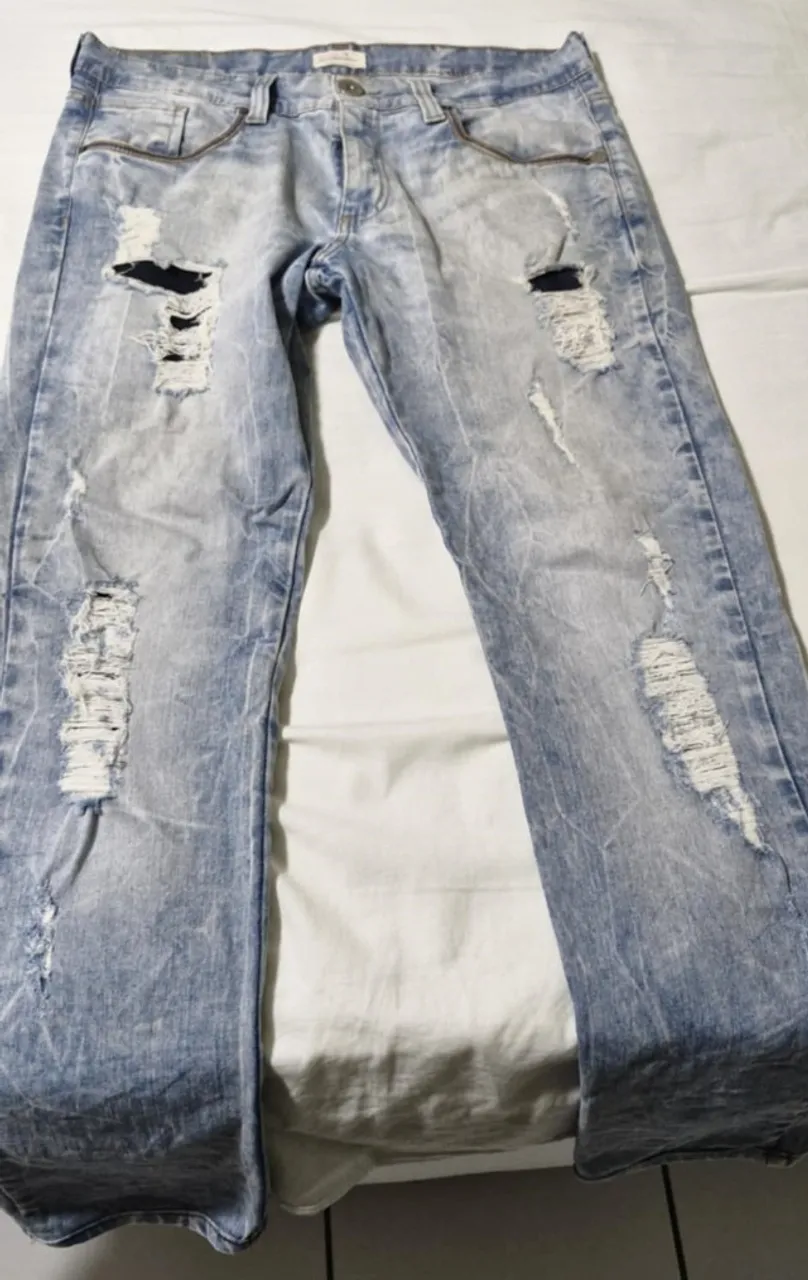 Calça jeans masculina skinny destroyed número 44 da Damyller (preço imperdível)