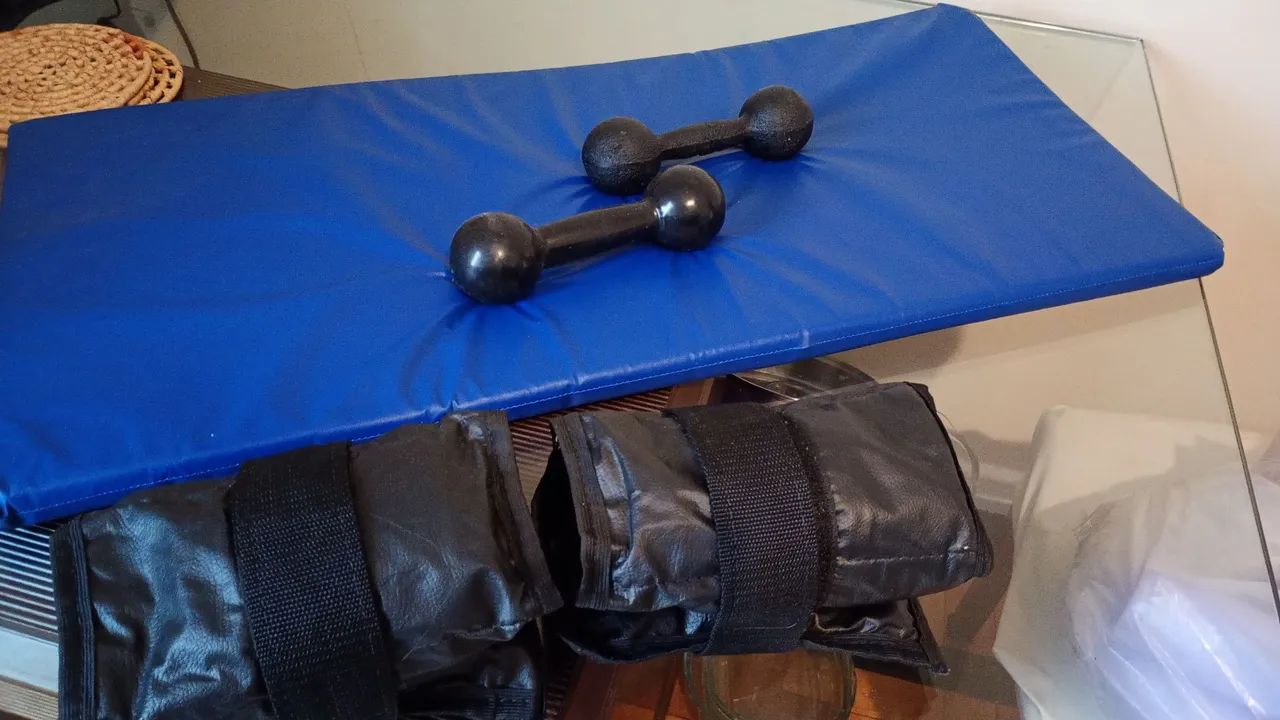 Kit contendo Par de Pesos para Pernas (Caneleiras) de 2kg, halteres 2kg e colchão. - Foto 2